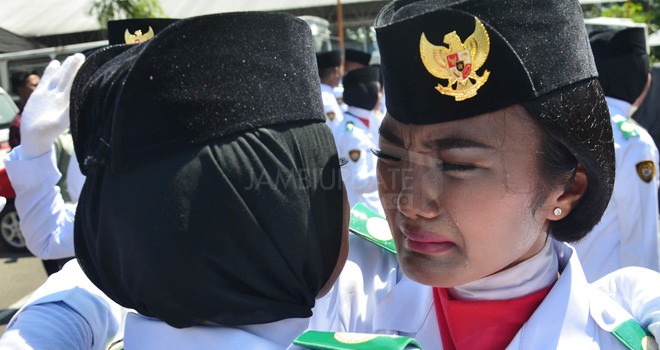 Tangis Rini, pembawa baki bendera Merah Putih pecah setelah dirinya bersama pasukan pengibar bendera Merah Putih sukses menjalankan tugas saat upacara HUT RI di lapangan kantor Gubernur Jambi.