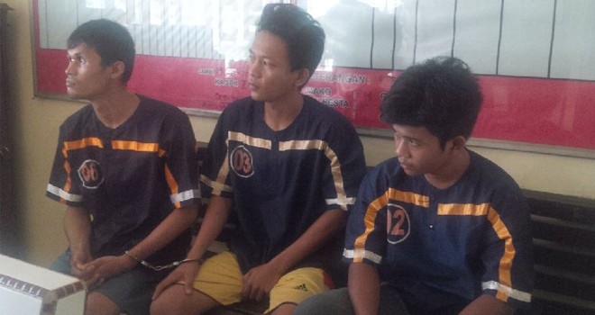 Tiga tersangka yang diamankan Polsek Jambi Selatan.