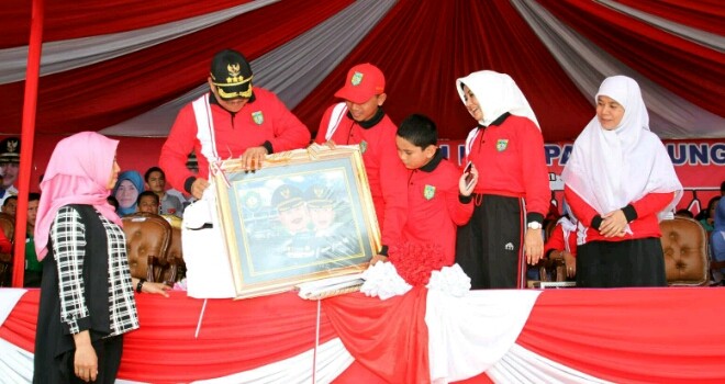  Bupati Bungo H Mashuri dan Wakil Bupati Bungo Safrudin Dwi Afrianto menerimah hadiah dari Jambi Ekspres.