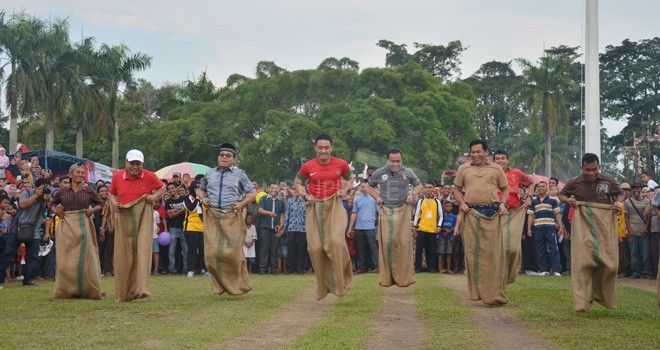 Gubernur, Wakil Gubernur dan Ketua DPRD Provinsi Jambi serta Jajarannya ikut perlombaan dalam rangka HUT RI ke-71.