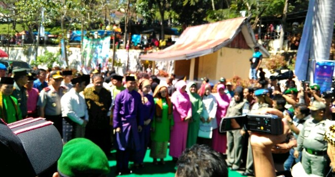 Gubernur Jambi Zumi Zola bersama Ketua TP-PKK Provinsi Jambi Sherrin Tharia, tiba dilokasi acara Festival Masyarakat Peduli Danau Kerinci XV.