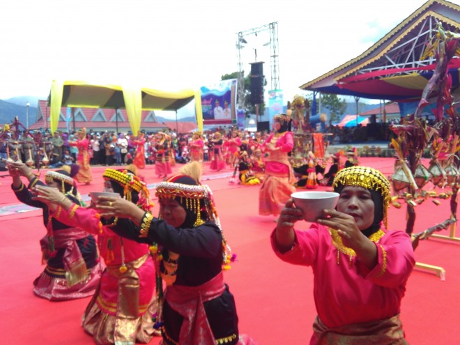 Tarian massal Ayun Luci