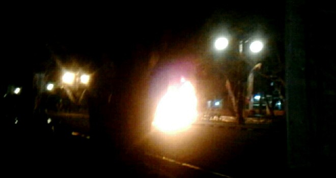 Mobil yang terbakar di telanai.