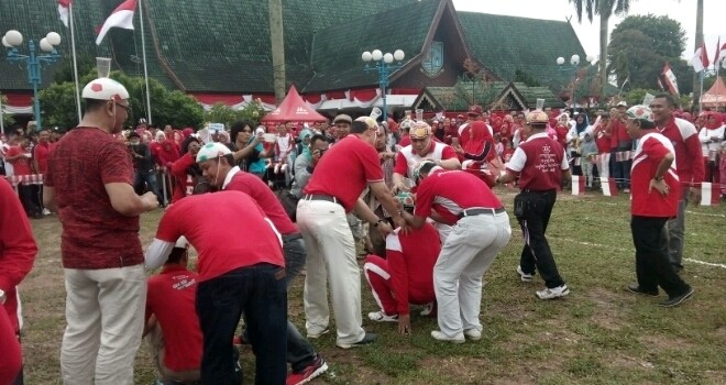 Wako Ikut Lomba Masukin Bola dalam perayaan HUT RI ke - 71.