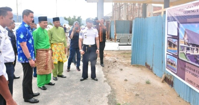 Gubernur Zumi Zola saat meninjau bandara Depati Parbo Kerinci.