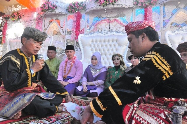 Penganugerahan gelar adat oleh masyarakat Lempur kepada Gubernur Zumi Zola.