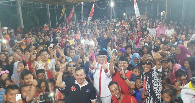 Ribuan masyarakat di Kumpeh Ulu bersama Ivan Wirata.