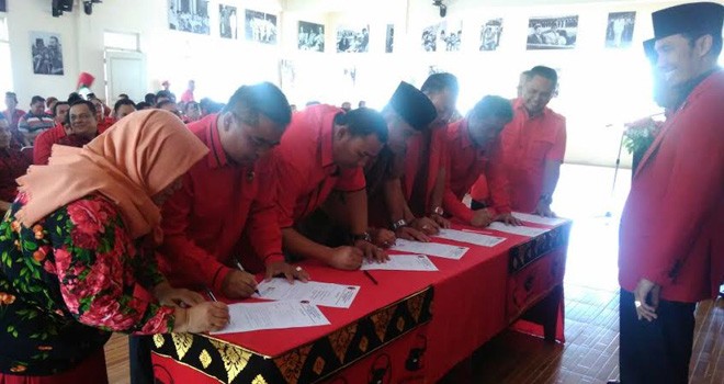 Penandatangan ikrar bersama yang dilakukan oleh seluruh anggota fraksi.