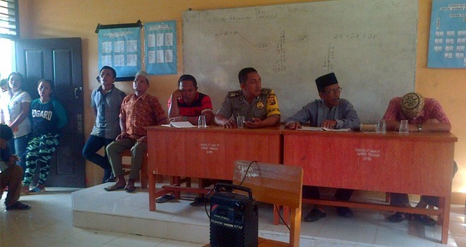 Sidang adat saat di Desa Malapari.