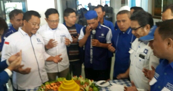Potong tumpeng acara Peringati HUT PAN ke - 18.