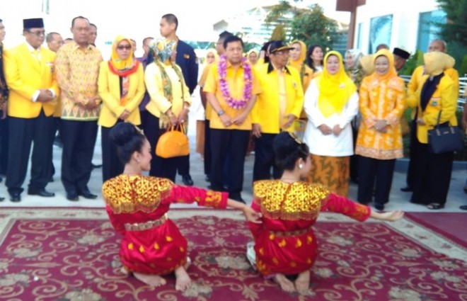 Ketum Golkar Setya Novanto saat sampai di bandar STS Jambi Selasa (23/8)