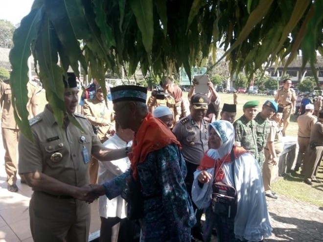 Walikota Jambi, Sy Fasha saat melepas keberangkatan 445 CJH asal Kota Jambi.