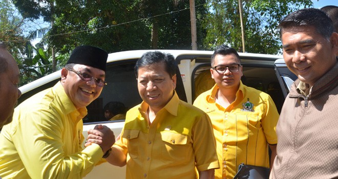 Calon Bupati Muarojambi H Ivan wirata, Ketua Umum Setya Novanto saat tiba di Kelurahan Pijoan.