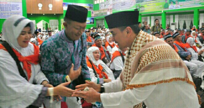 Gubernur Jambi H. Zumi Zola Zulkifli melepas keberangkatan Jemaah Calon Haji (JCH) Provinsi Jambi Kloter 16.