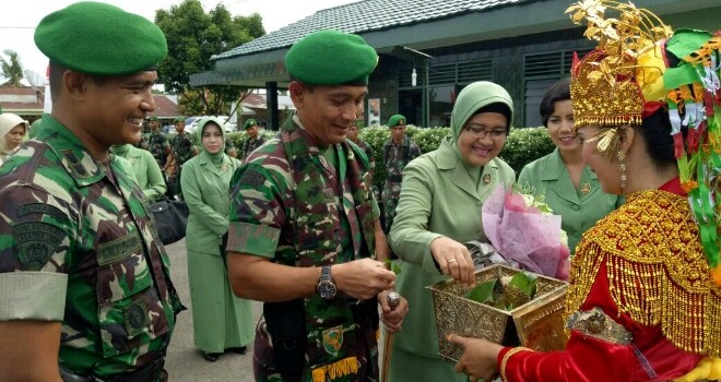 Komandan Korem 042/Gapu, Kolonel Inf Refrizal yang didampingi ibu Ketua Persit Koorcab Rem PD II/Sriwijaya, melakukan kunjungan ke Batalyon Inf 142/Ksatria Jaya. 
