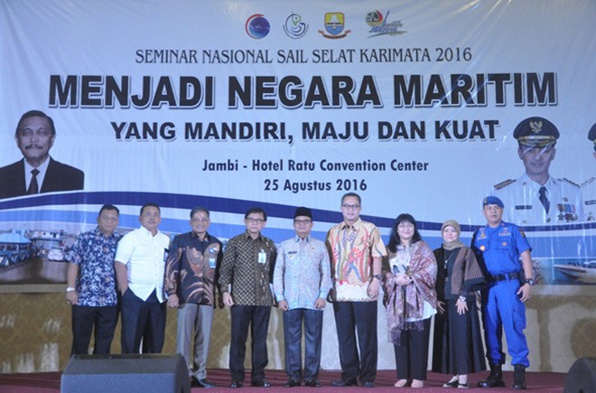 Wakil Gubernur Jambi, Dr.Drs.H.Fachrori Umar, M.Hum pada Pembukaan Seminar Nasional Sail Karimatan 2016 di RCC, Kota Jambi, Kamis (25/8).