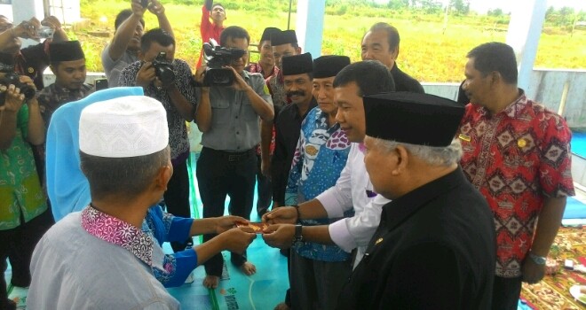 Bupati didampingi Ketua PTA Jambi, Kakemenag Tanjabtim dan Ketua PA Muarasabak saat menyerahkan buku nikah kepada pasangan yang melaksanakan isbat nikah.