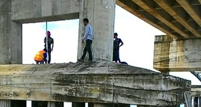 Tiang Jembatan JMS yang rusak.