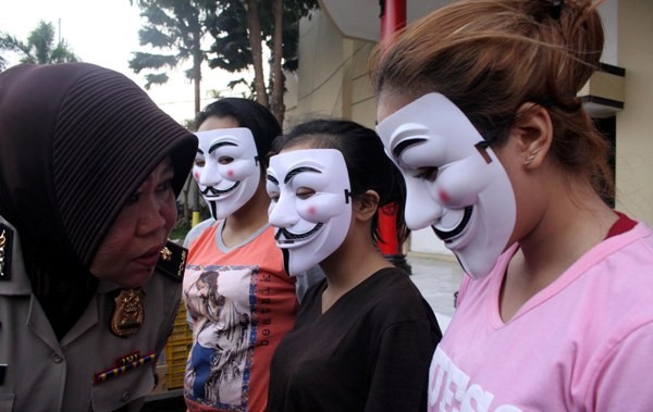 AYAM KAMPUS: Kasubag Humas Kompol Lily Djafar menginterogasi muncikari Nofiarini (dua dari kanan), mahasiswi Daniar (tiga dari kanan) dan calon mahasiswi Sinta (kiri). Foto: SATRIA NUGRAHA/RADAR SURABAYA/JPNN.com