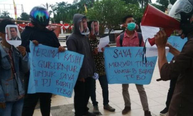 Forum Diskusi Pemuda Tebo Untuk Demokrasi menggelar aksi menolak Agus Sunaryo seaga Pj Bupati Tebo