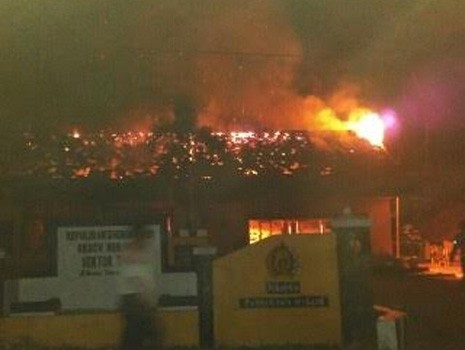 Polsek Tabir, Merangin dibakar warga.