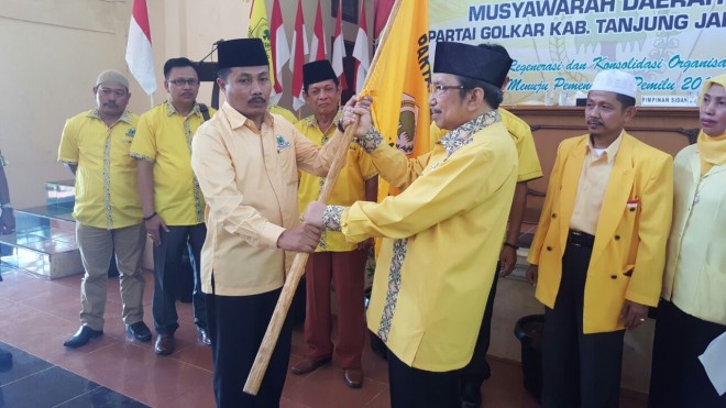 Juber menerima bendera Patai Golkar dari Ketua DPD I Golkar Provinsi Jambi Zoerman Manap