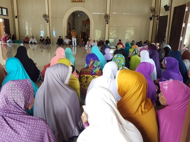 IW saat menghadiri pengajian rutin ibu ibu BKMT di Desa Sumber Agung Desa Sumber Agung, Kecamatan Sungai Gelam.