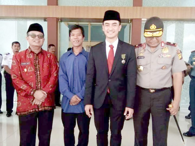 Mijak Tampung (32) bersama Gubernur Zumi Zola, Wagub Fachrori Umar dan Kapolda Jambi Brigjend Pol Yazid Fanani