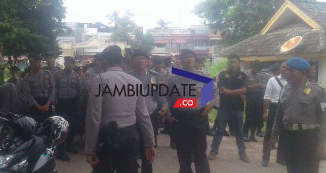 Aparat bersiaga di lokasi eksekusi lahan eks Dinas Peternakan di kawasan Simpang Mayang Senin siang ini (29/8)