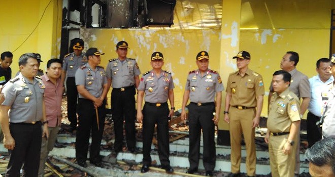 ubernur Jambi Zumi Zola didampingi Kapolda Jambi Brigjen Pol Yazid Panani dan Ketua DPRD Provinsi Jambi Cornelis Buston tinjau kondisi Mapolsek Tabir Kabupaten Merangin.