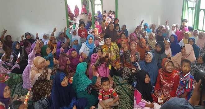 Ivan Wirata bersama ibu-ibu BKMT Suak Putat.