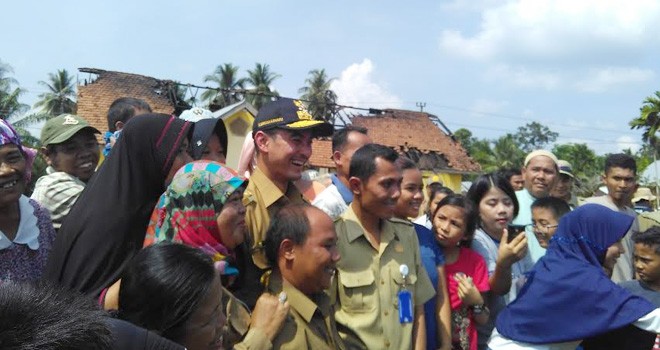 Gubernur Jambi Zumi Zola Foto Bersama Masyarakat Tabir.