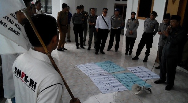  LSM GNPK kembali melakukan aksi di DPRD Muarojambi senin (29/8) pagi ini.