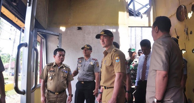 Gubernur Jambi Zumi Zola, tinjau Mapolsek Tabir di Kabupaten Merangin yang beberapa waktu lalu diserang dan dibakar masyarakat.