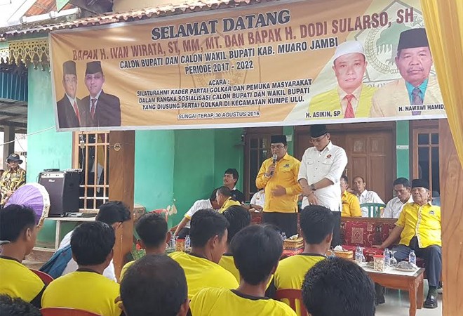 IW dan DS bersama DPD II Golkar Muaro Jambi saat silahturahmi bersama pemuka masyarakat di Kumpeh.
