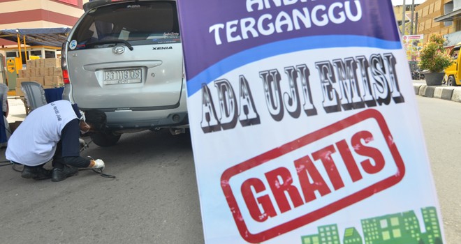 Salah satu mobil dilakukan uji emisi gratis.