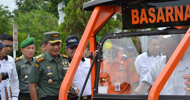 Komandan Korem 042/Gapu, Kolonel Inf Refrizal, ikut menghadiri kegiatan simulasi Pelatihan Penanggulangan Keadaan Darurat (PKD) Airport Emergency Exercise 2016 di Bandara Sulthan Thaha.