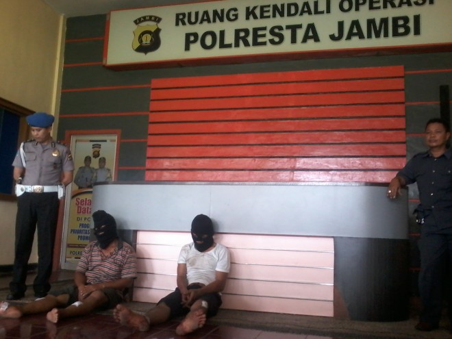 2 Pelaku perampokan SPBU di Aurduri, yang diamankan Polresta Jambi.