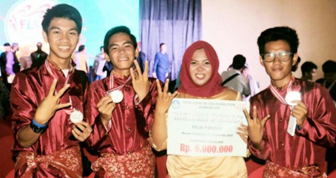 Siswa kelas II SMAN 3 Tebo yang meraih juara II cabang lomba film pendek pada FLS2N tingkat Nasional di Manado.