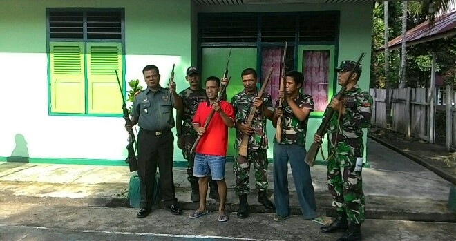 Warga Serahkan Senpi Rakitan ke Koramil 415-03 Muara Tembesi, kodim 0415/ Batanghari.