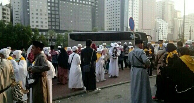 JCH asal Jambi saat antri menaiki bus Salawat yang dipersiapkan untuk ke Masjidil Haram.