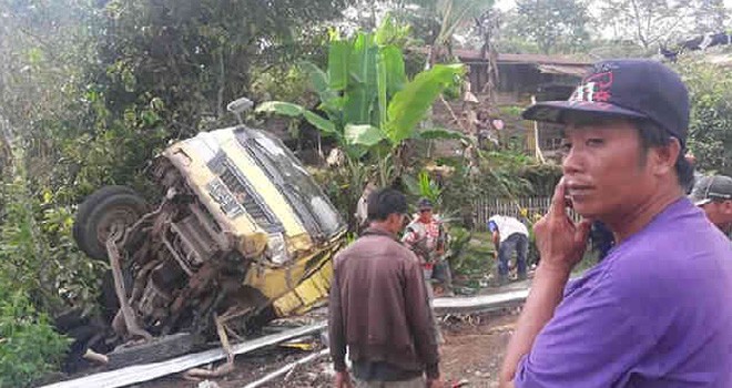 Truk pengakut kelapa sawit yang terbalik.