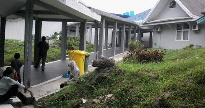 Beberapa orang keluarga yang tengah menangis histeris di luar kamar jenazah RSUD Raden Mattaher.