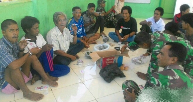 Terlihat warga SAD saat berunding dan belajar.