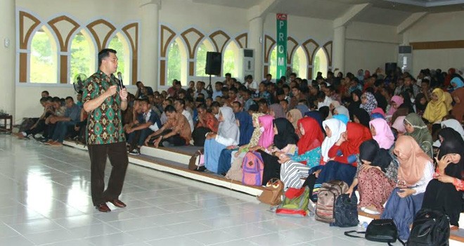 Walikota Jambi H. Syarif Fasha saat memberikan kuliah umum kepada Mahasiswa Universitas Jambi.