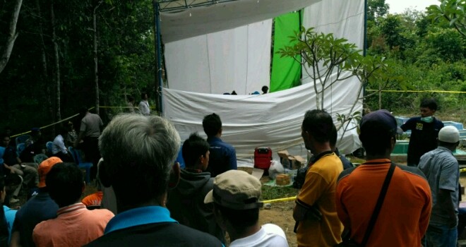  Team Forensik Polda Jambi bongkar  makam bidan desa (Bides) Anita Leolita (23) di TPA Desa Sungai Alai Kecamatan Tebo Tengah.