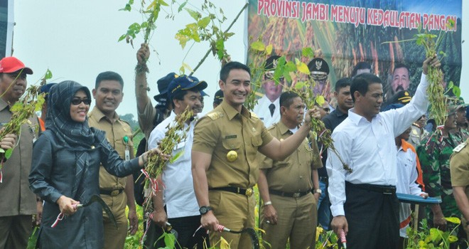 Gubernur Jambi H. Zumi Zola Zulkifli. S.TP, MA dampingi Menteri Pertanian Republik Indonesia, Amran Sulaima, Panen Raya Kedelai di kelurahan Simpang, Kecamatan Berbak, Tanjab Timur