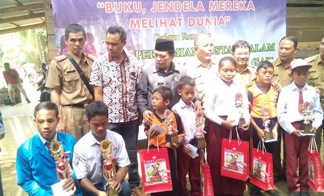 Bupati Al Haris, meresmikan perpusatakaan alam Komunitas Suku Anak Dalam (SAD), Pamenang, Kabupaten Merangin, Selasa (16/9).