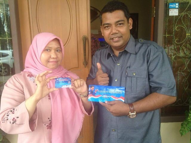 Masnah Busro saat memperlihatkan KTA Partai Demokrat