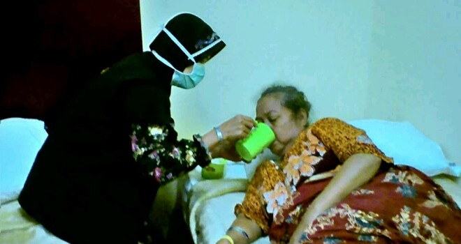 Salah seorang petugas kloter saat memberikan pelayanan medis kepada salah seorang jamaah kemarin.